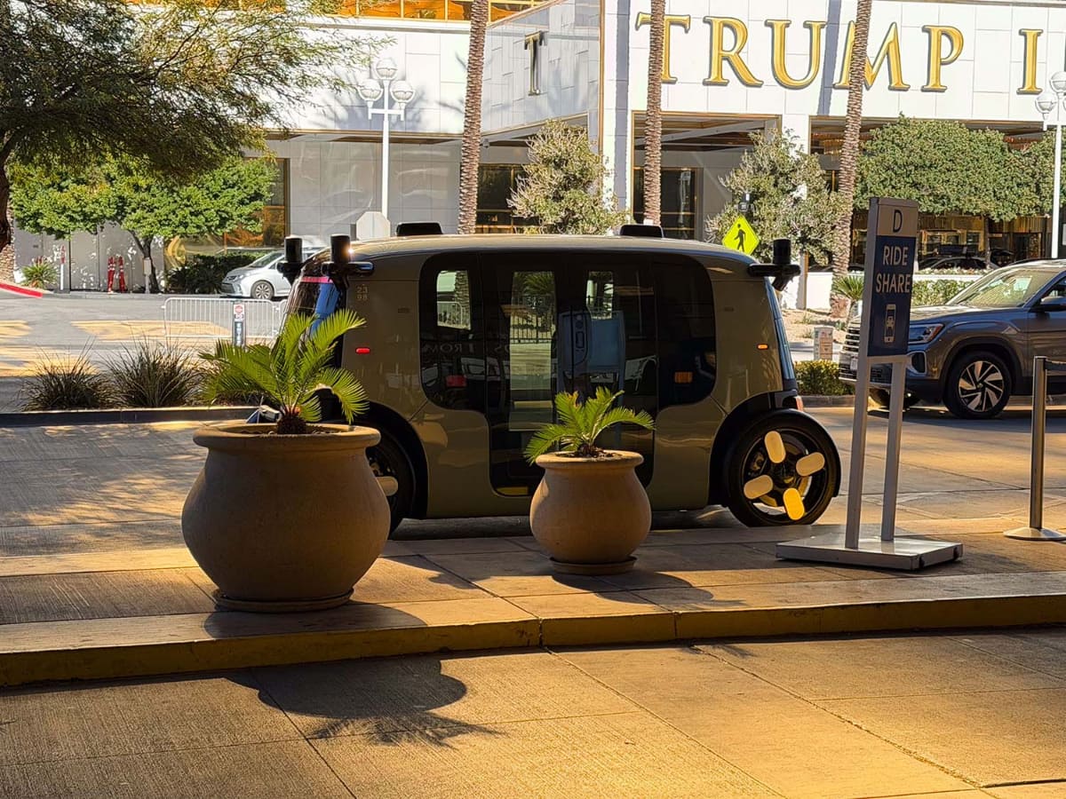 Zooxが到着。ボタンを押してドアを開けて乗車