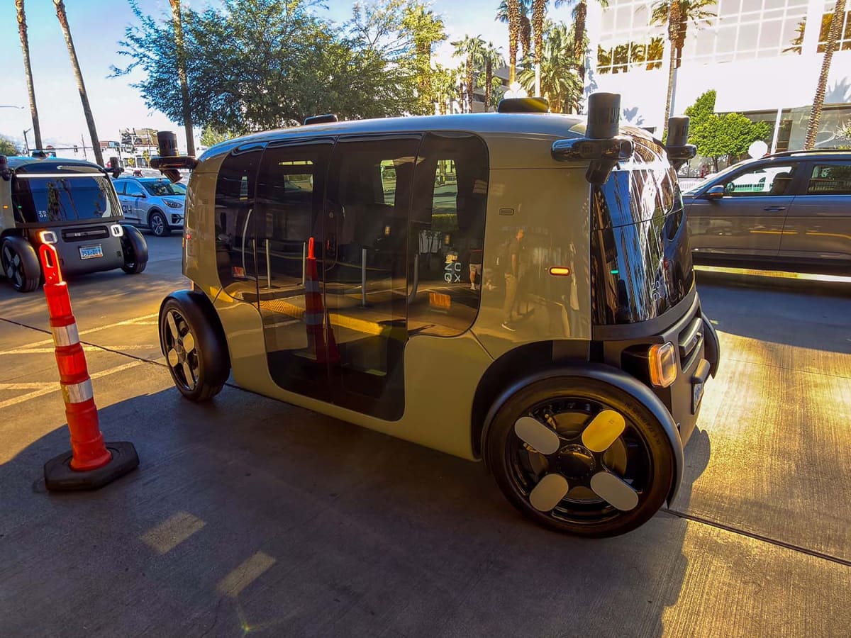 Zooxが到着。ボタンを押してドアを開けて乗車