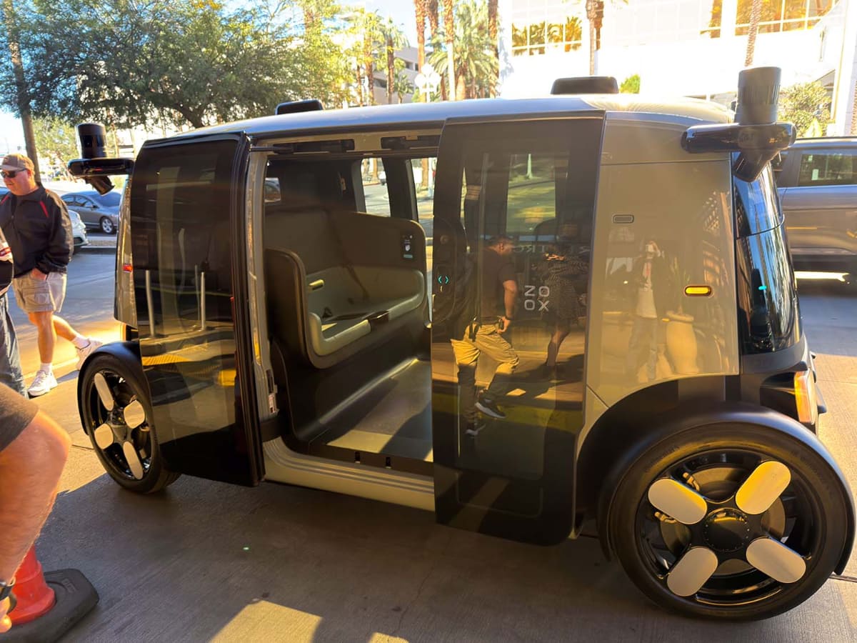 Zooxが到着。ボタンを押してドアを開けて乗車