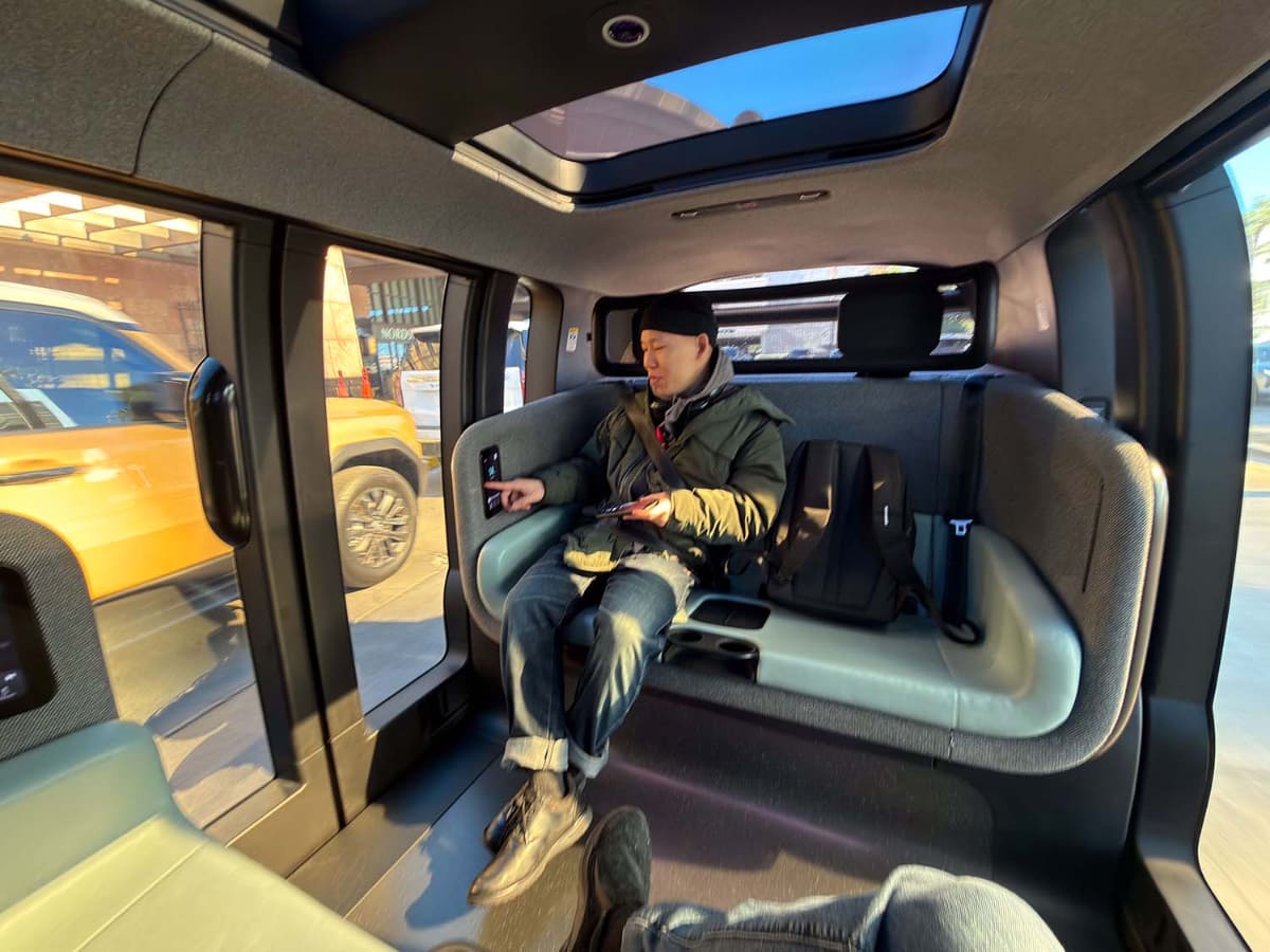 車内の様子。運転席がないので、広々としている。