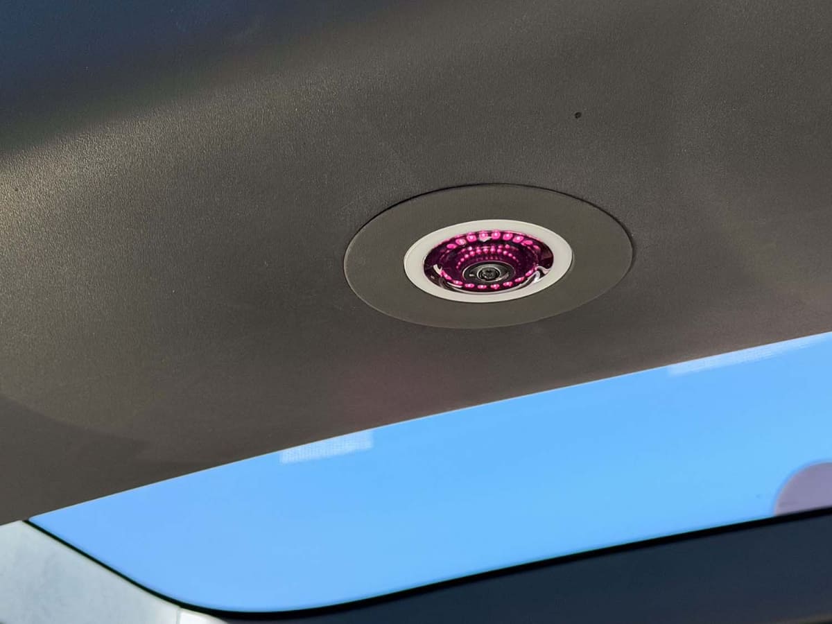 天井には監視用のカメラがある