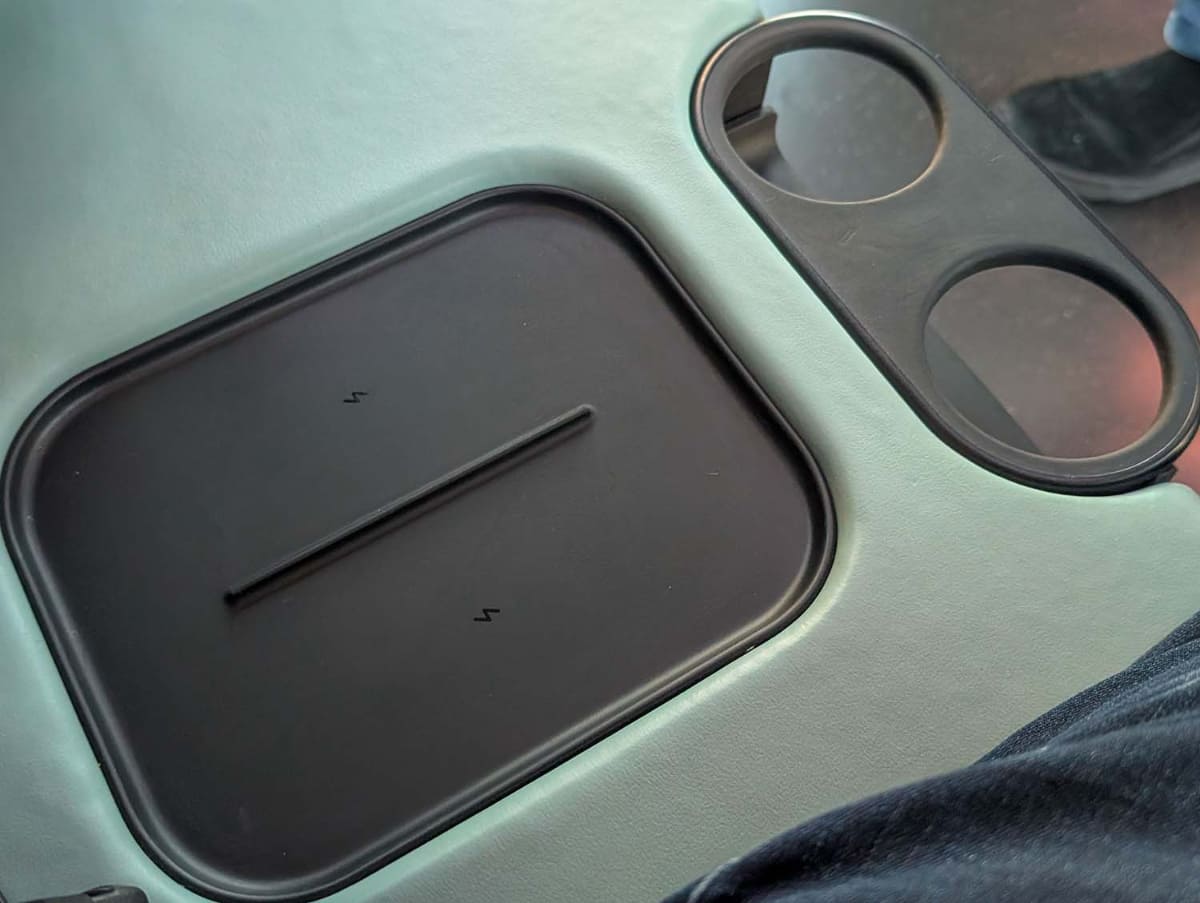 ドリンクホルダーとQiの無線充電台が