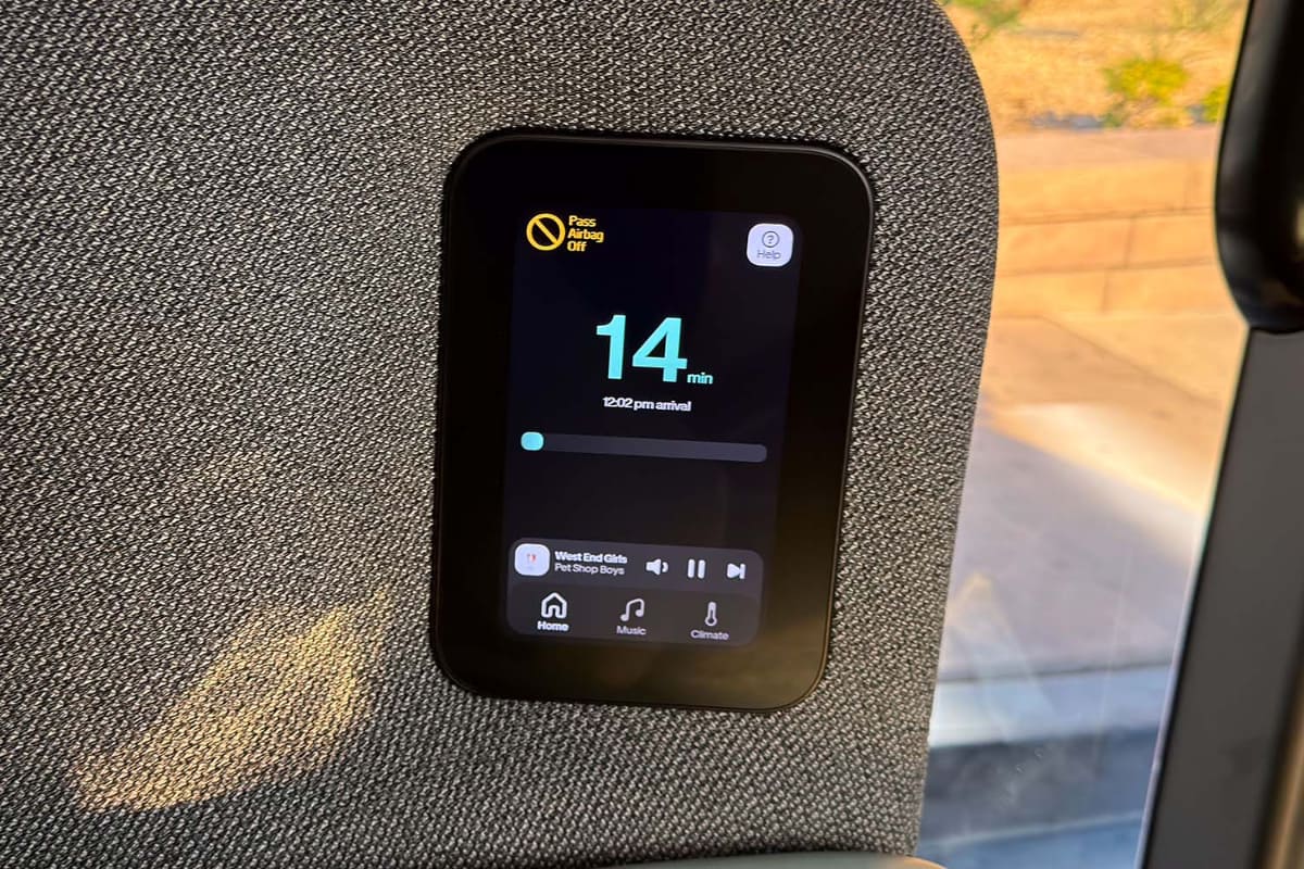 操作用タッチパネル。音楽やエアコンの操作もできる