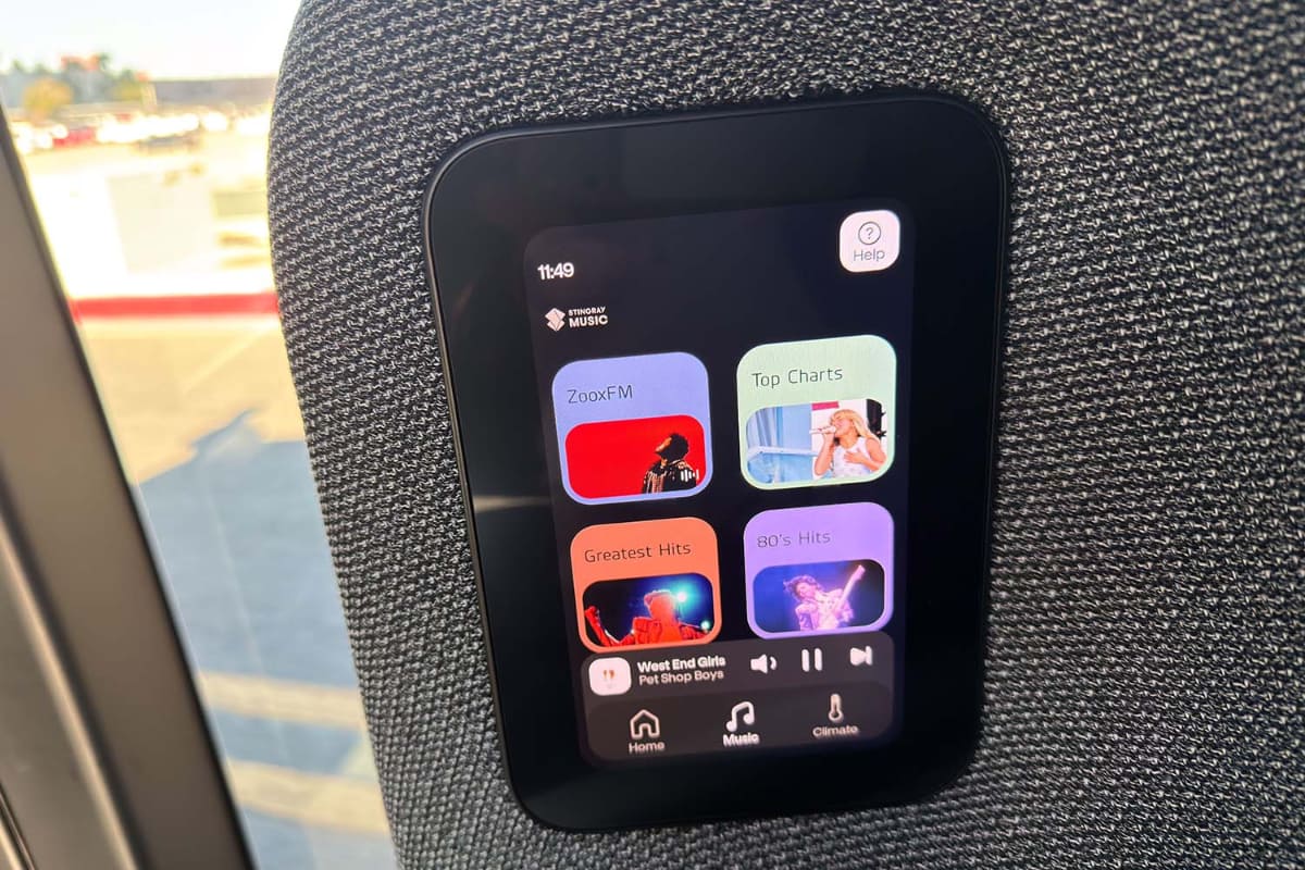 操作用タッチパネル。音楽やエアコンの操作もできる