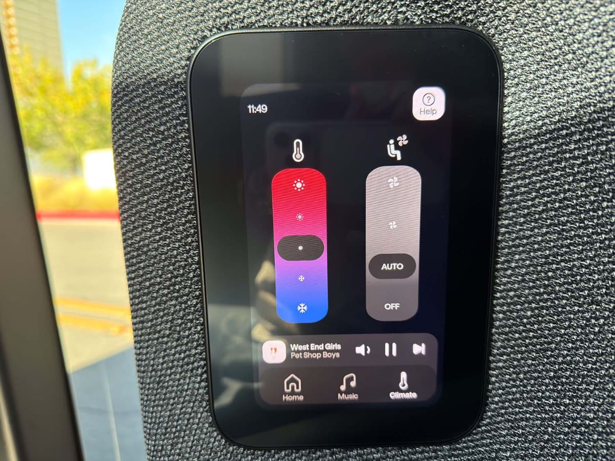 操作用タッチパネル。音楽やエアコンの操作もできる