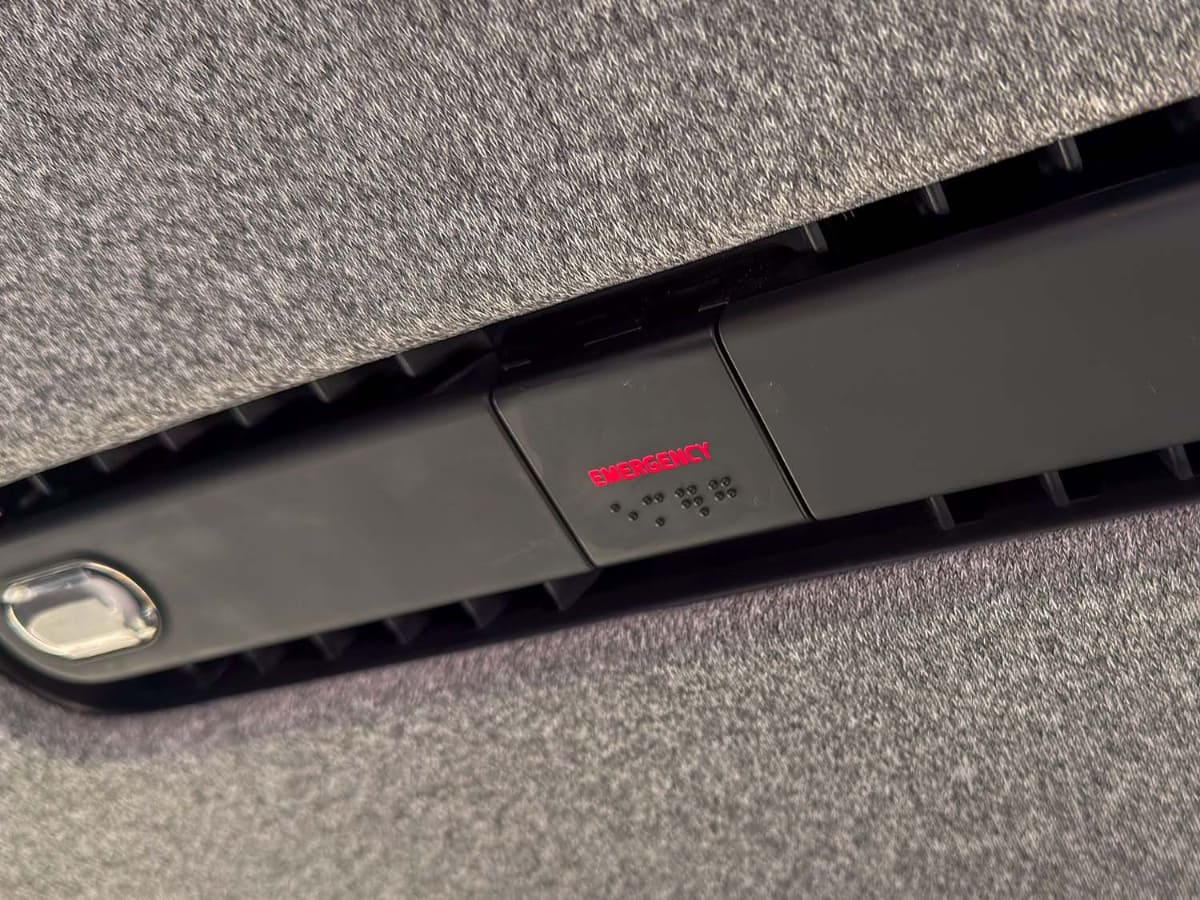 天井やドアにはエマージェンシー用ボタンもある