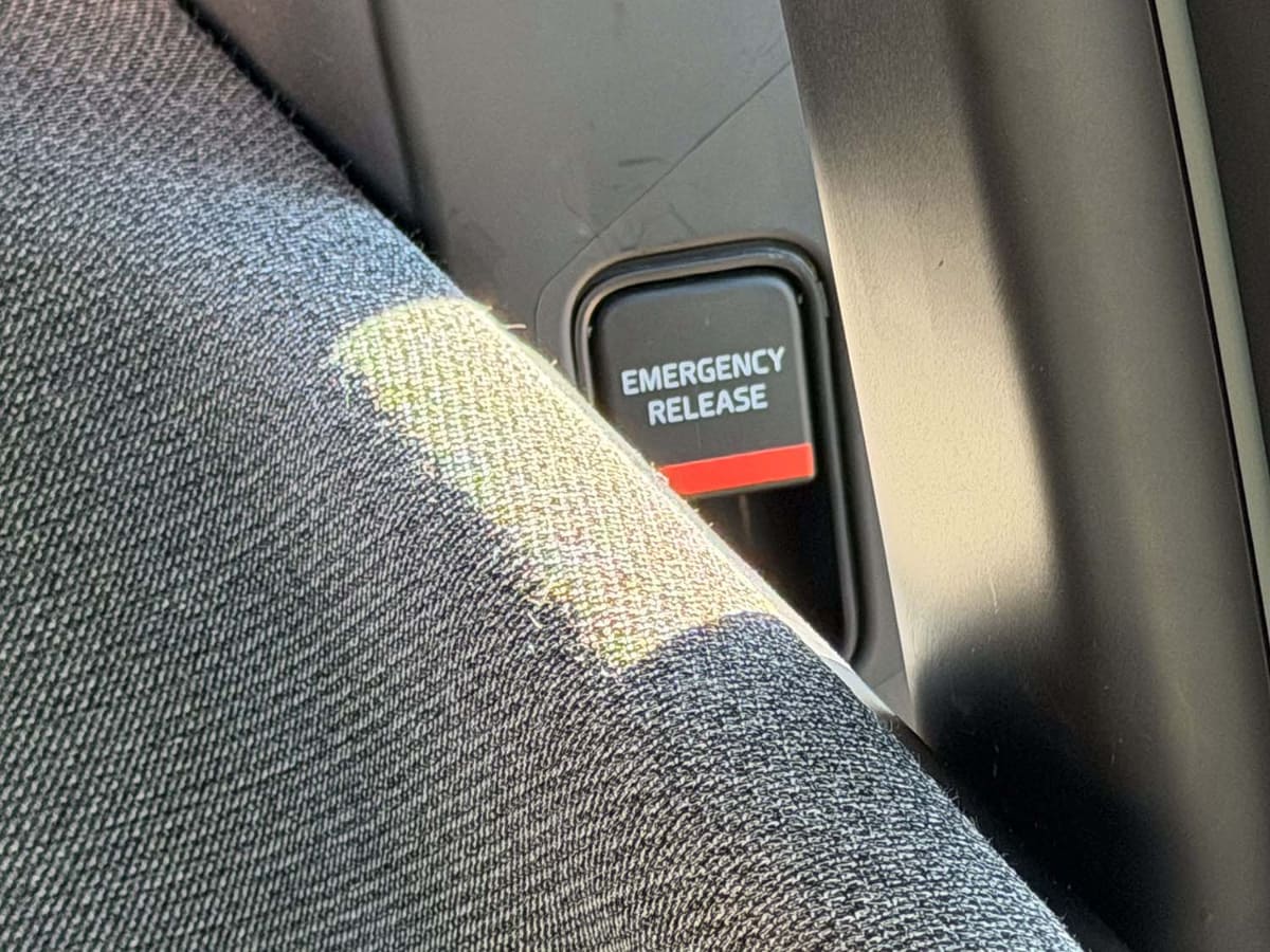 天井やドアにはエマージェンシー用ボタンもある