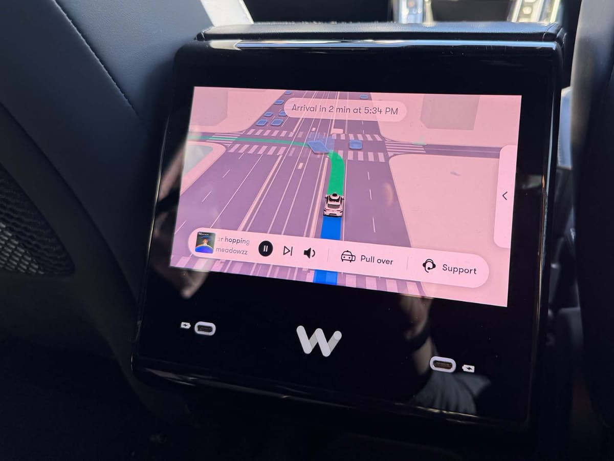 比較用に。Waymoには周囲の認識を表示するディスプレイがあるが、Zooxにはない