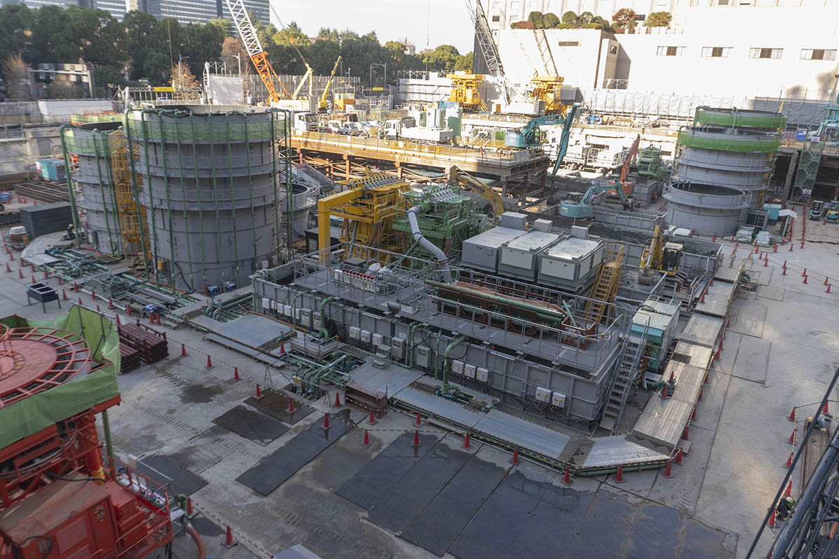 NTT日比谷タワー建設現場。写真左上の緑は日比谷公園