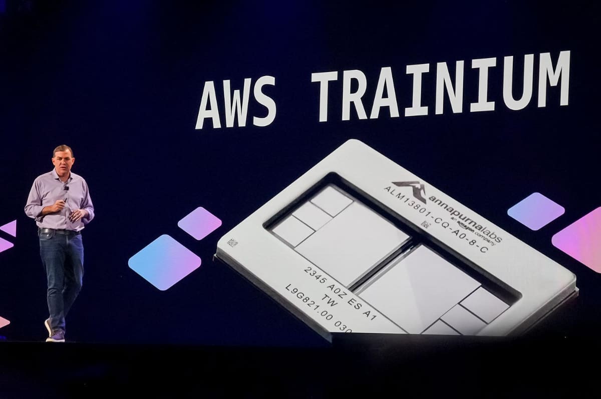 推論処理増加に伴い、学習向けだった「Trainium」でも推論利用を拡大