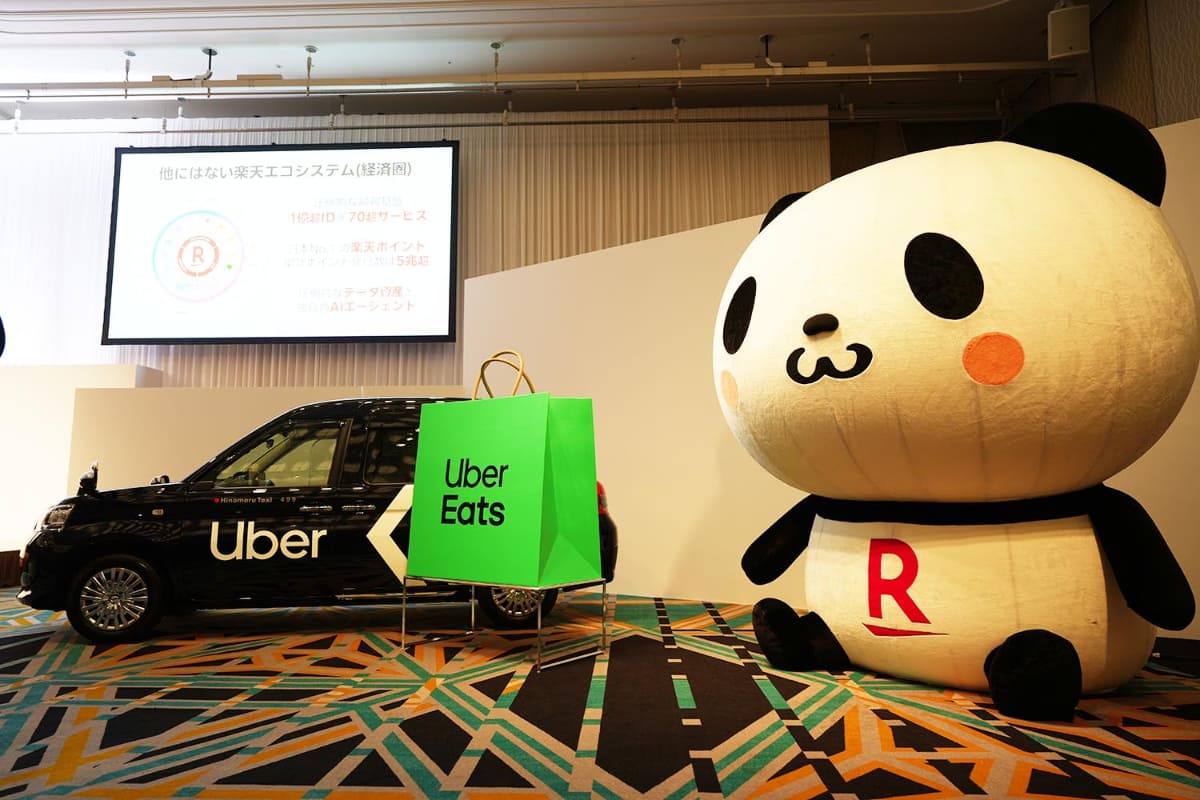 Uber Technologies 最高経営責任者のダラ・コスロシャヒ氏(左)と楽天グループ三木谷浩史CEO(右)