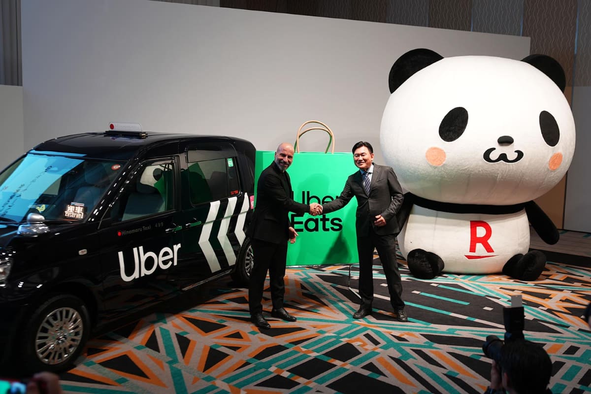 Uber Technologies 最高経営責任者のダラ・コスロシャヒ氏(左)と楽天グループ三木谷浩史CEO(右)