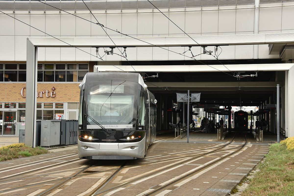 富山県富山市を走る路面電車。06年にJR富山港線をLRTへ転換。富山駅の高架化に伴って、駅南北に分断されていた路面電車網をドッキングした(24年9月撮影)
