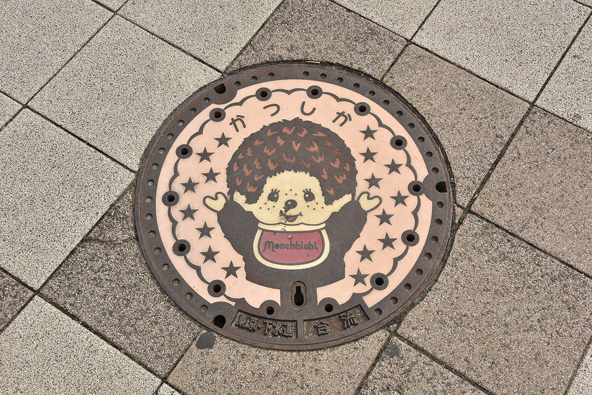 モンチッチをあしらったマンホール