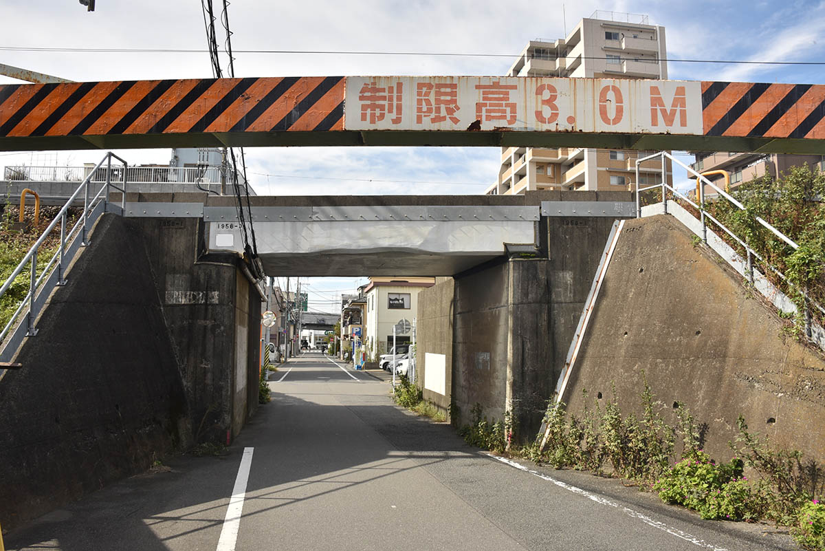 築堤の上に線路が敷設されているので、同区間には線路を潜る箇所がある