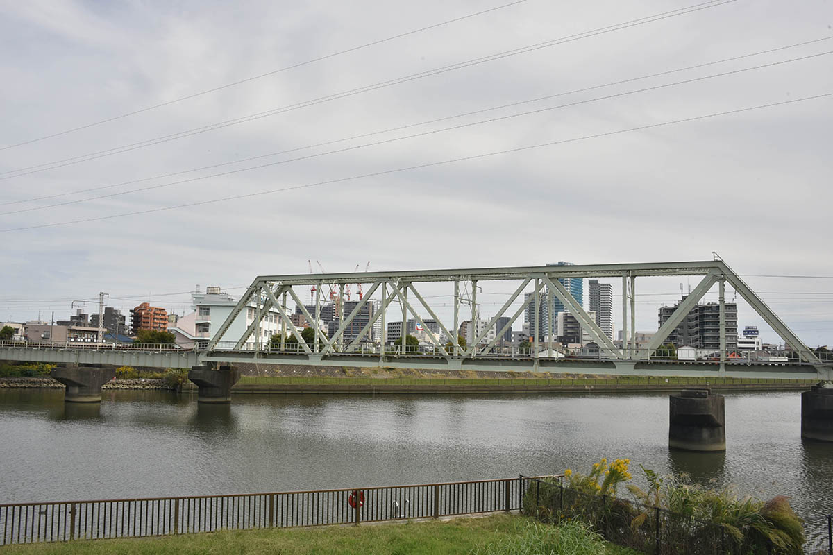 新中川を渡る新金貨物線の鉄橋
