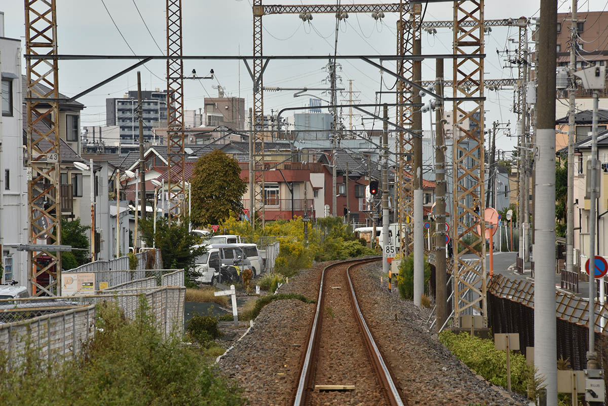 新金貨物線は全線が単線だが、複線化できるように線路用地には余裕がある