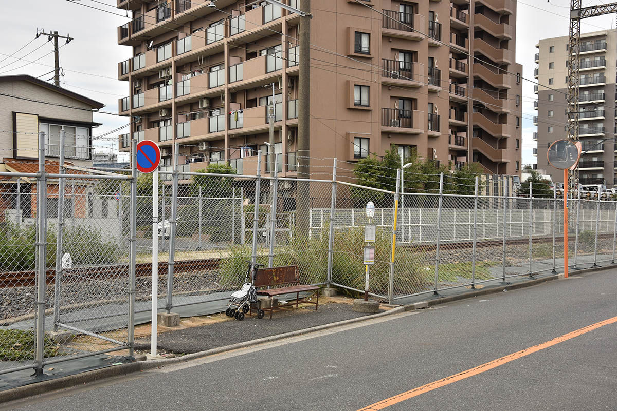 線路用地に食い込むように設置されているバス停