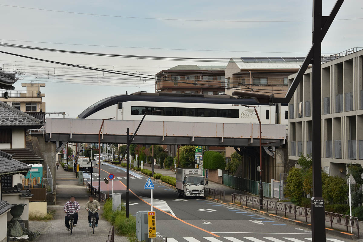 新金貨物線と京成線が交差する地点から300mほど東に京成高砂駅がある