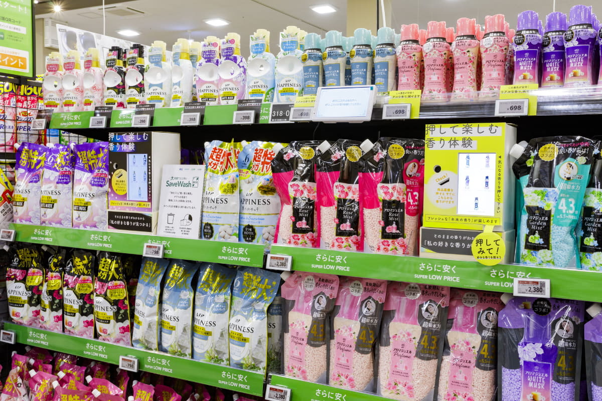 香りを試せる噴射式装置が付いた柔軟剤売り場