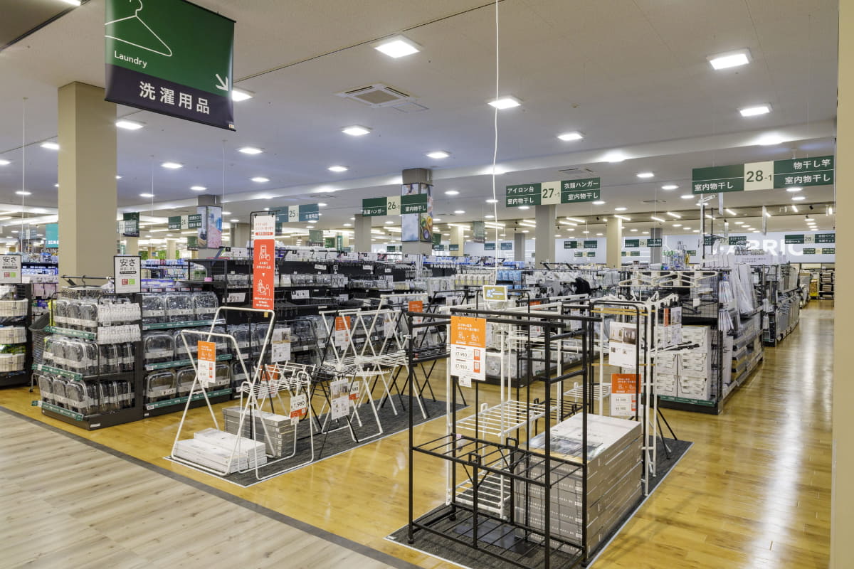 オリジナル商品を多数展示する家庭用品売り場
