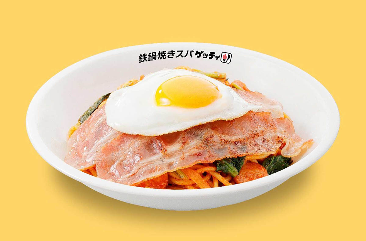 「目玉焼きベーコンナポリタン」(1,240円)