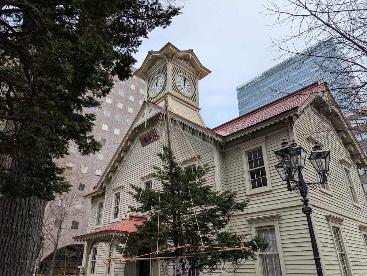 重要文化財の札幌時計台。もともとは札幌農学校(現在の北海道大学)の演武場として建設されたもの