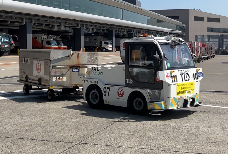 成田空港のトーイングトラクター(TractEasy製)