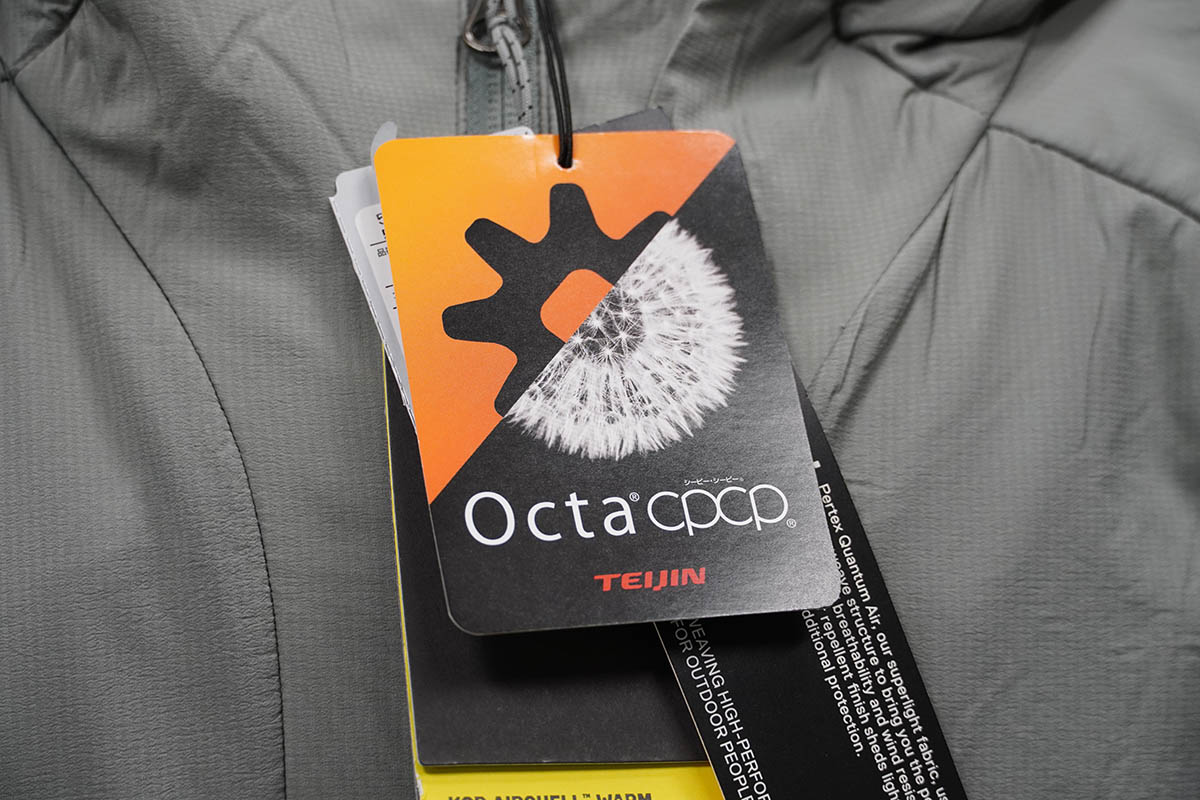 オクタが使われている商品にはこのタグが付いている