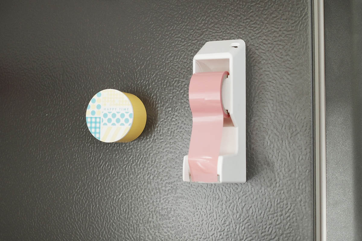 (左)テープホルダー(テープ付き396円)、(右)テープカッター(1,320円)