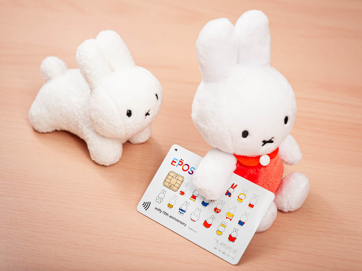 カード情報が表面に無いので、グッズと一緒の撮影(ぬい撮り)に使うのも面白そう