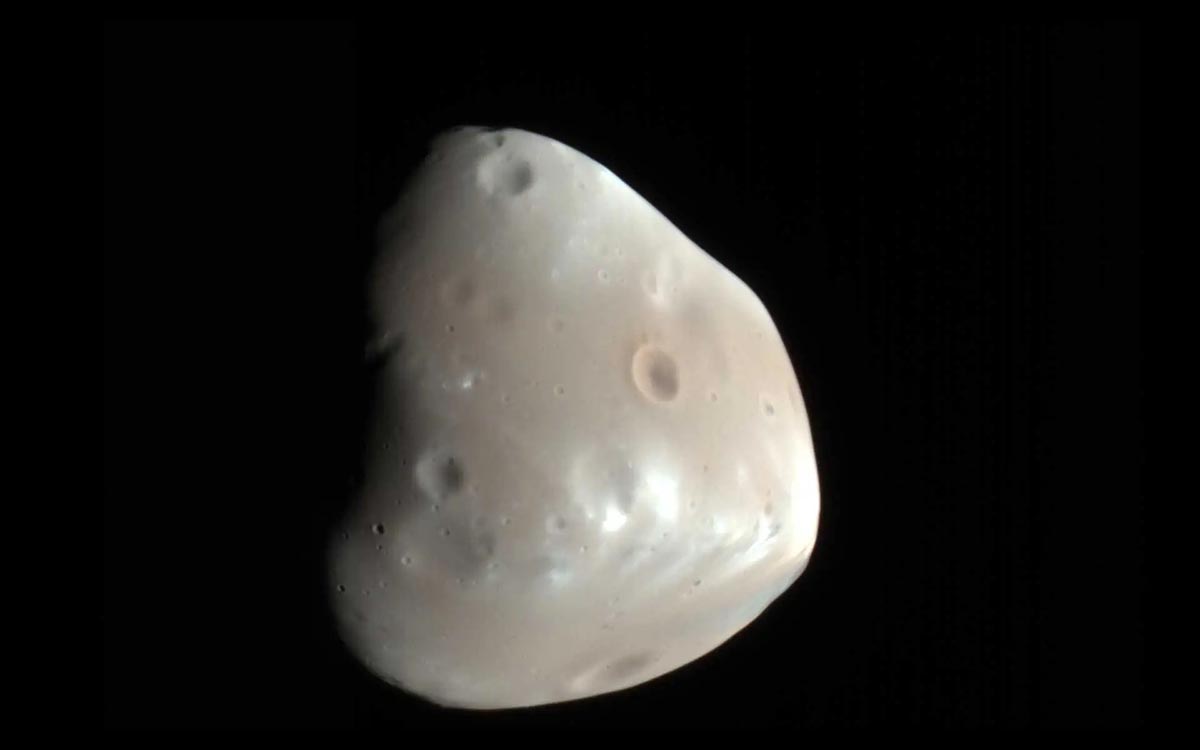 NASAの火星探査機Mars Reconnaissance Orbiterが撮影した衛星ダイモス(Credit: NASA/JPL-Caltech/University of Arizona)