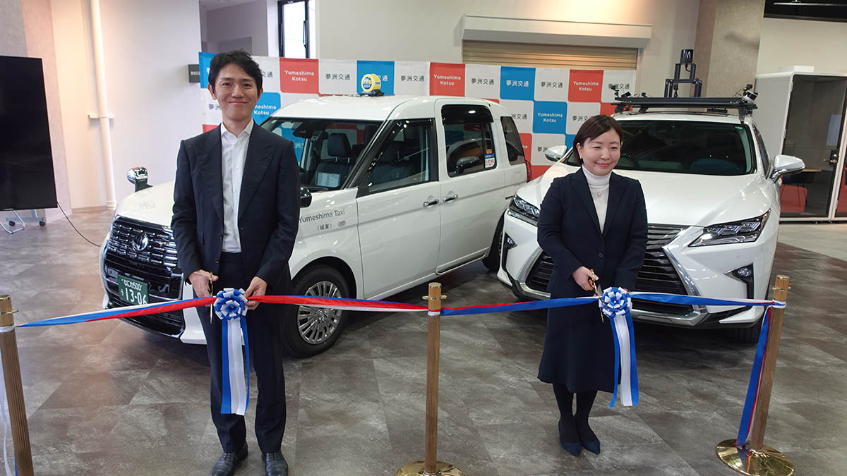 夢洲交通 代表取締役CEO 青柳直樹氏、代表取締役 井本陽子氏によるテープカット