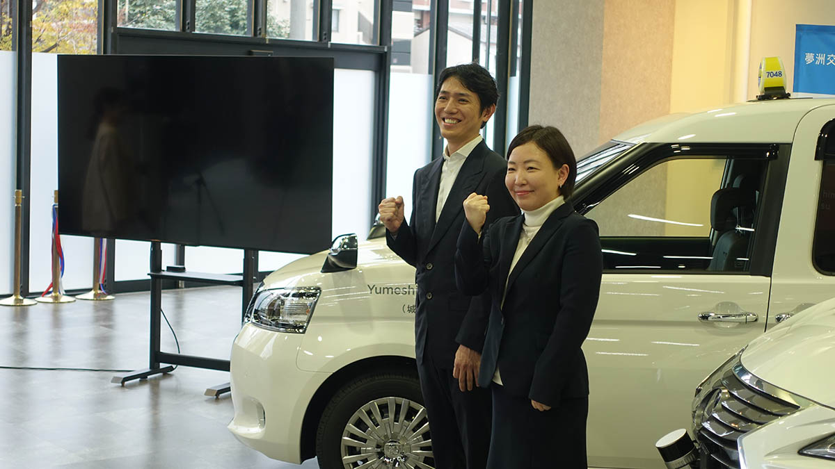 ガッツポーズをとる青柳氏と井本氏