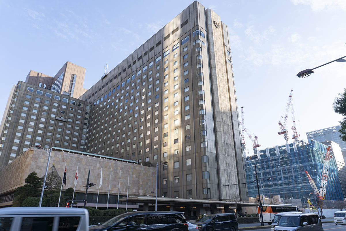 再開発エリアの様子。手前にある帝国ホテルと、奥で建設が進められている建物の間の位置に、日比谷通りの頭上を横切る歩行者動線が整備される