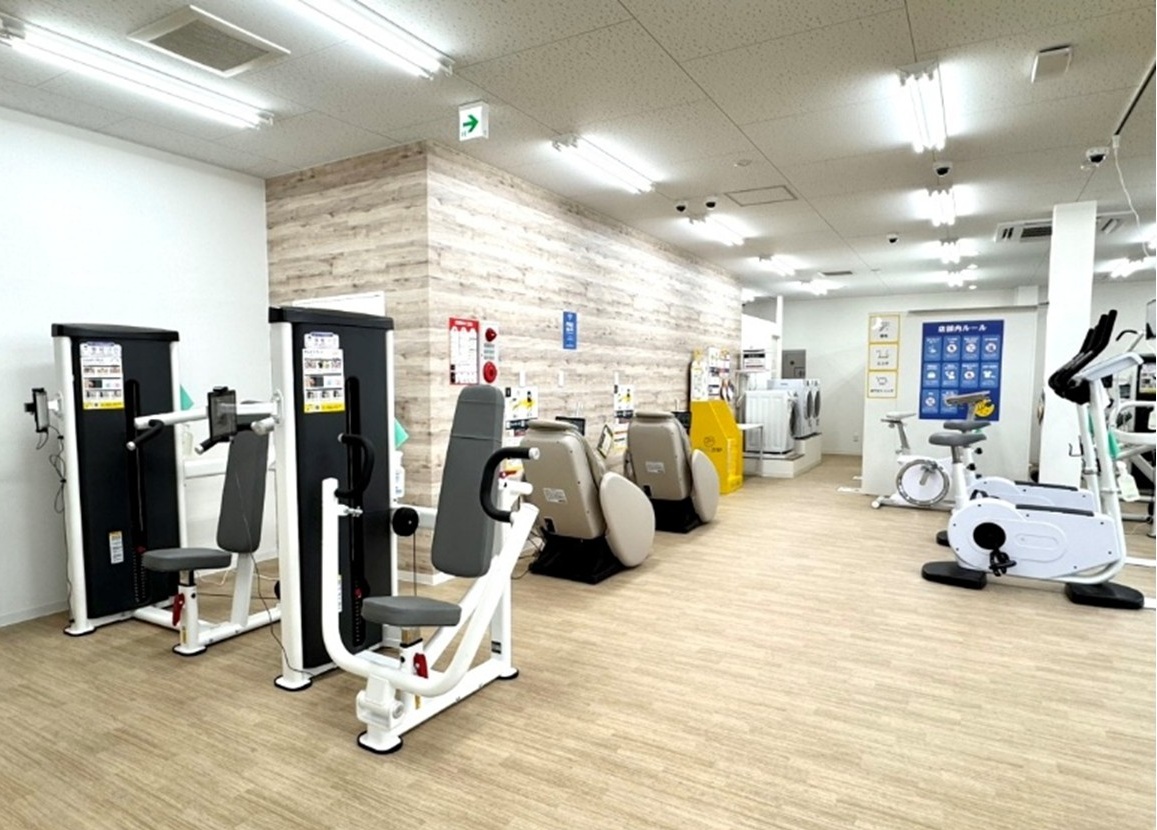 トレーニングマシンのほか、マッサージチェア、カラオケなどを備える
