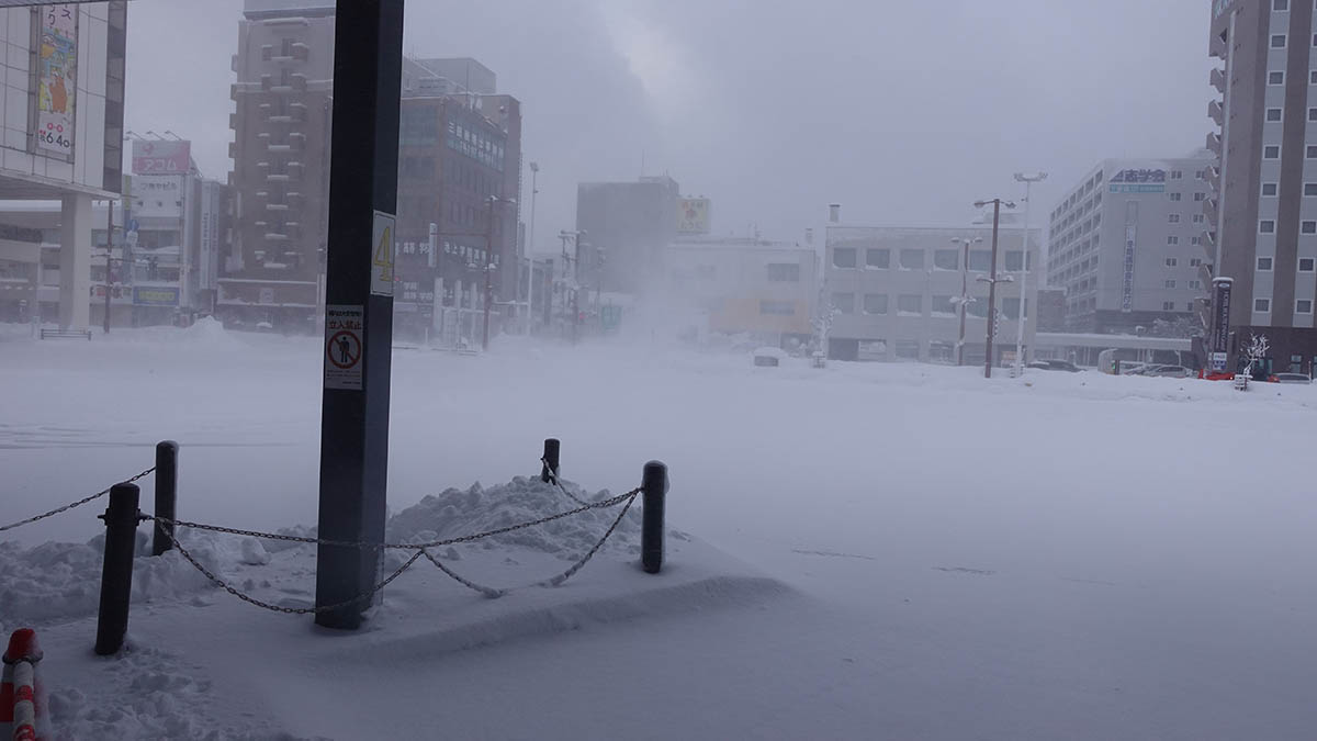 誰もいない、雪のバスタ―ミナル。終日運休