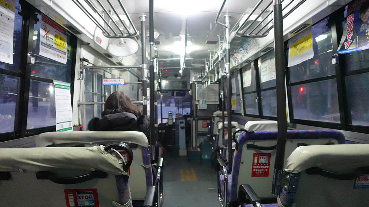 バス車内は閑散としている