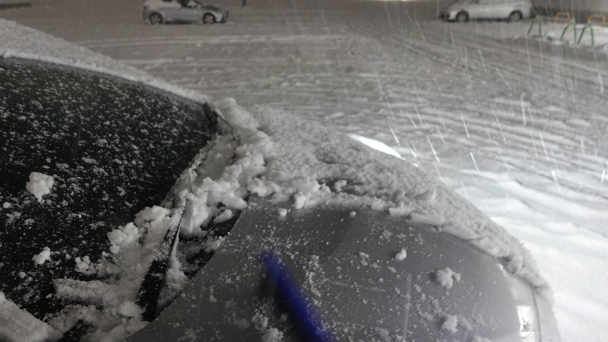 駐車場に15分ほど止めただけで、この雪だ