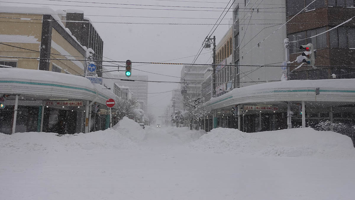 15日午前中の2番街。除雪の関係で、道路わきに雪の壁ができた