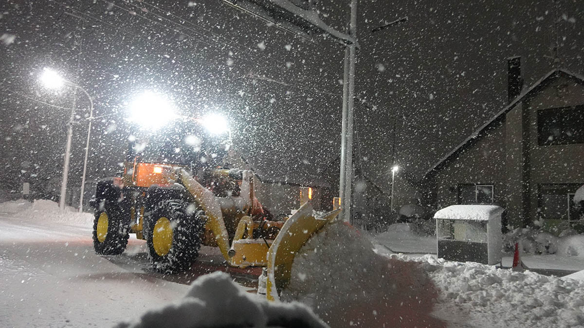 翌朝からではリカバリー不能なほどに雪が積もるため、深夜でも雪を片付ける