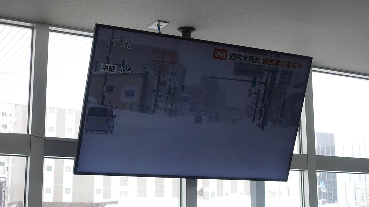 バスターミナル内のテレビ。筆者も歩行者として出演を果たした