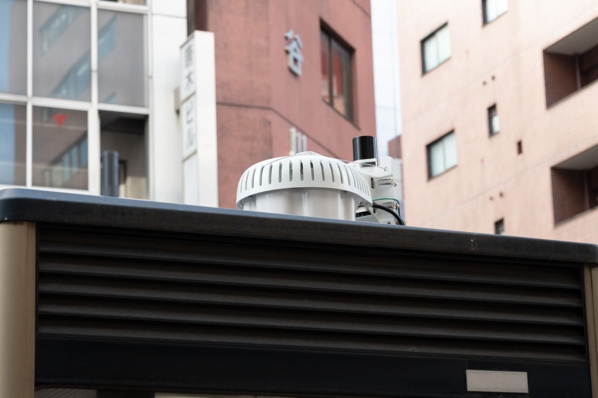 電話ボックスの天井に設けられたWi-Fi設備