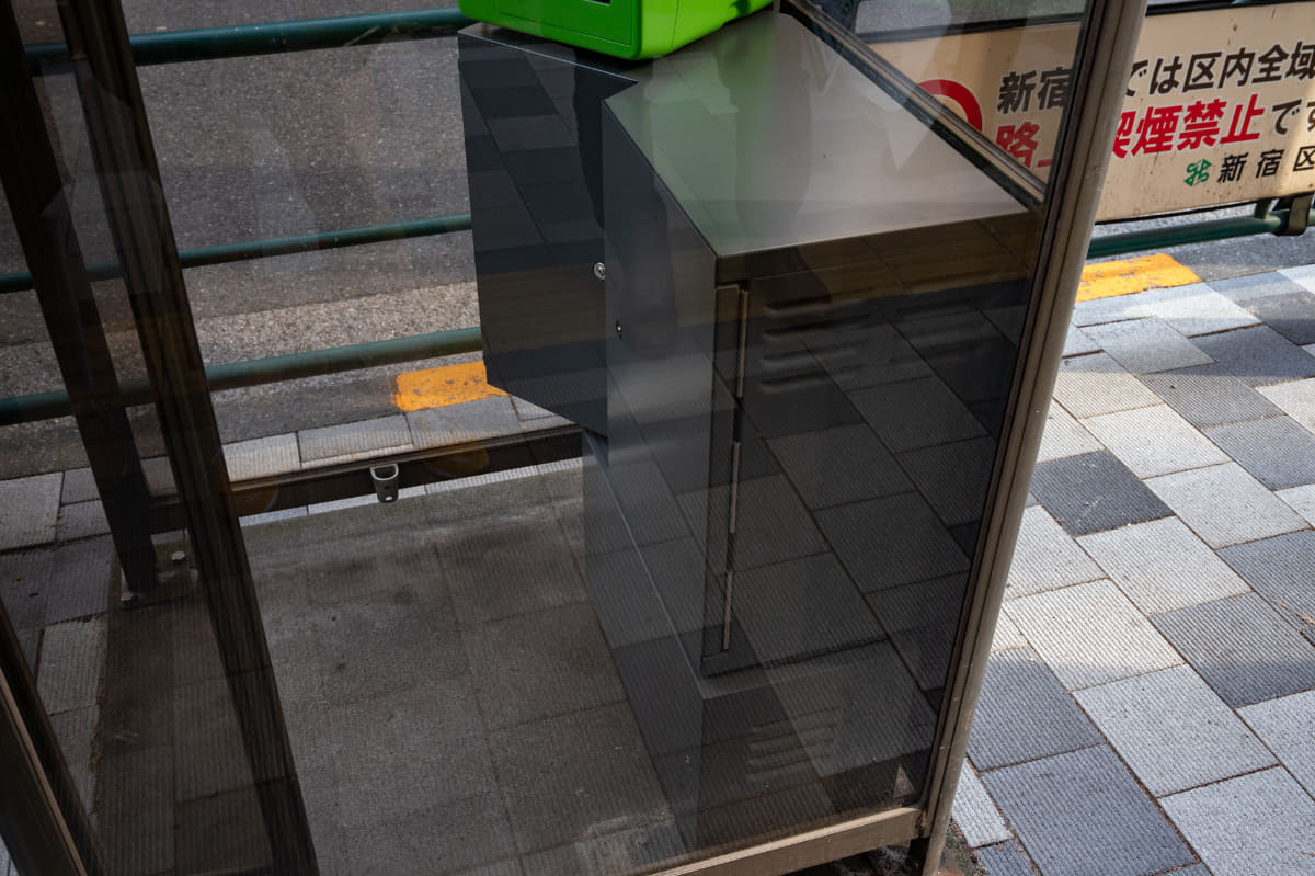 非常用電源はボックス内の足元に設置される