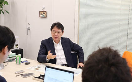 植田社長へのインタビューの様子