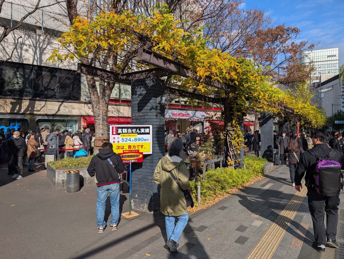師走の数寄屋橋交差点。数年前に比べてだいぶ人出が回復した印象がある