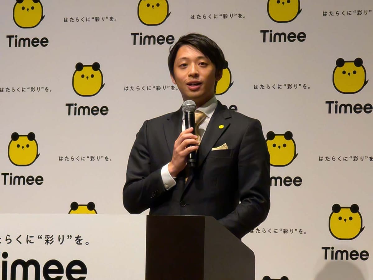 上場会見で事業説明を行なうタイミー代表取締役の小川嶺氏