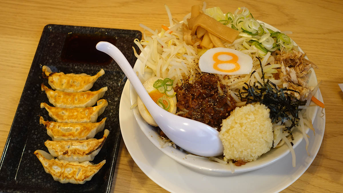 翌日に同じ店舗で頼んだ「まぜそば」。ニンニクの量が半端ではない