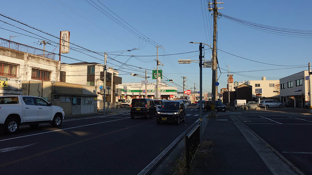 姫路市・市川橋通り。拡幅予定のため土地が広く空いているが、地域のクルマ依存度は高い