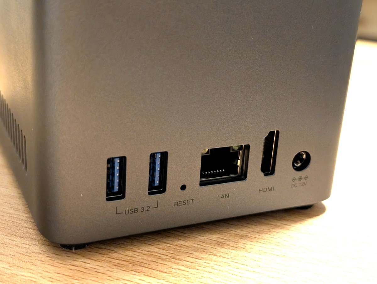 エントリーモデルではあるものの、1GbE LANが搭載するなど普通に使う分には困らないインターフェース